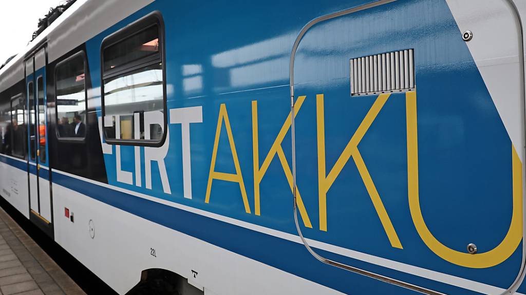Die Flirt Akku-Züge können auf nicht elektrifizierten Streckenabschnitten eingesetzt werden. (Archivbild)