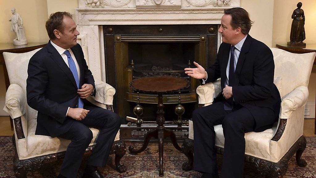 EU-Ratspräsident Donald Tusk spricht mit dem britischen Premier David Cameron über dessen Forderungen für einen Verbleib seines Landes in der EU.