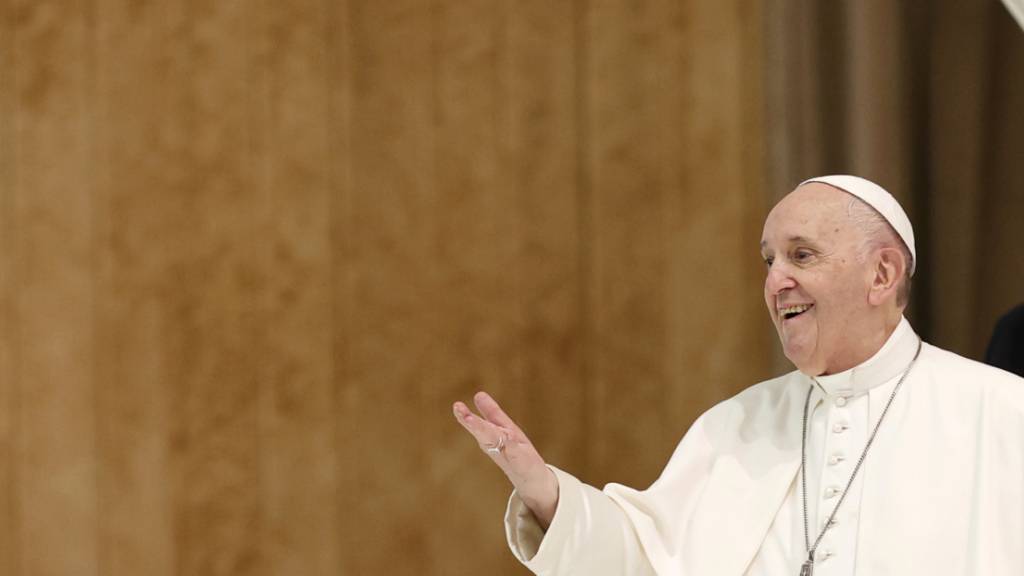ARCHIV - Papst Franziskus kommt zu seiner wöchentlichen Generalaudienz in der Halle Paul VI. im Vatikan. Foto: Riccardo De Luca/AP/dpa