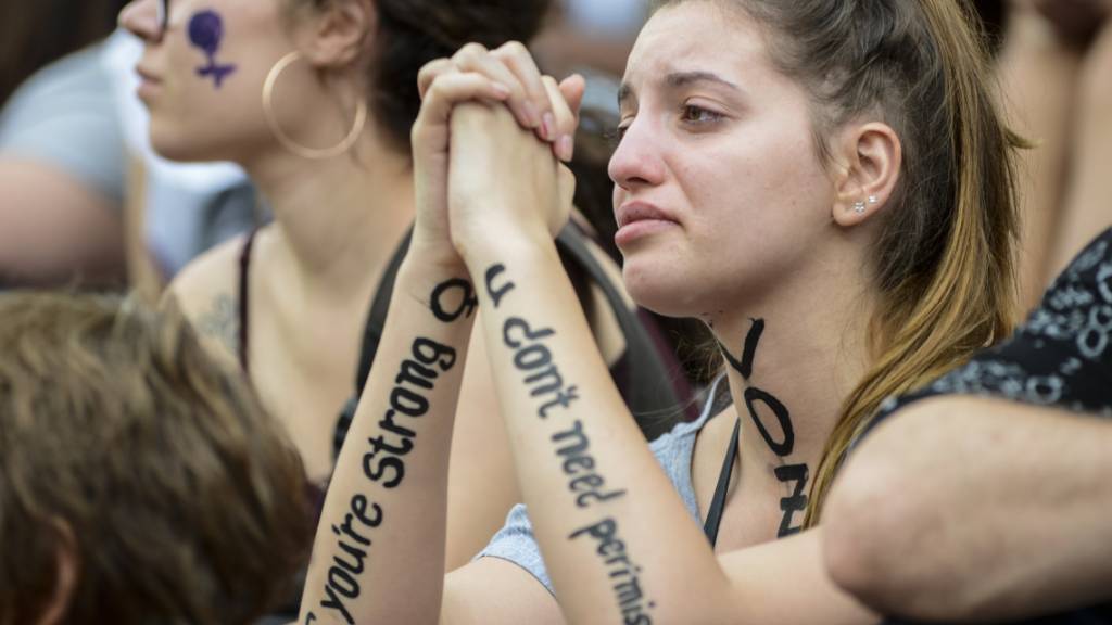 ARCHIV - Eine junge Frau weint, nachdem es während einer Protestkundgebung am Internationalen Frauentag Berichte über Frauen gehört hat, die in Curitiba häusliche Gewalt erlitten haben. Foto: Henry Milleo
