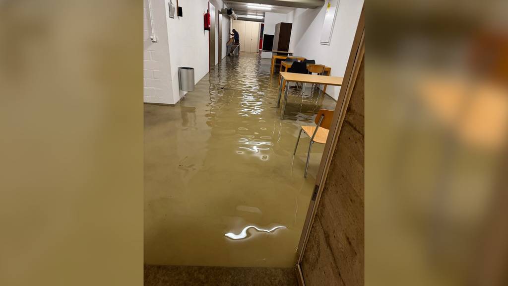 Schule in Neuenkirch unter Wasser