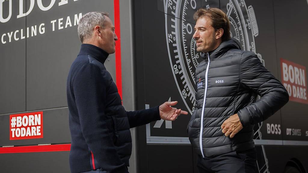 Fabian Cancellara (rechts), Teambesitzer von Tudor Pro Cycling, im Gespräch mit Eric Pirson, dem CEO der Genfer Luxusuhrenmarke Tudor