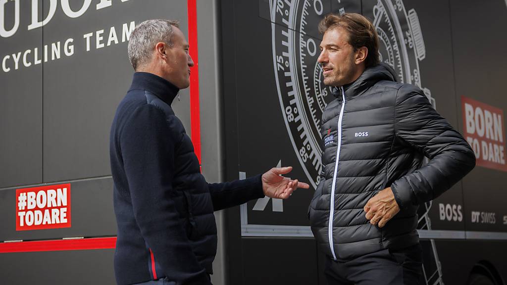 Fabian Cancellara (rechts), Teambesitzer von Tudor Pro Cycling, im Gespräch mit Eric Pirson, dem CEO der Genfer Luxusuhrenmarke Tudor