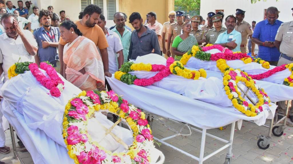Menschen trauern nach dem Massengedränge um ihre Angehörigen. Foto: Uncredited/AP/dpa
