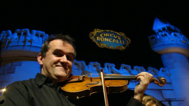 (Screenshot geigenbau.com) Christian Adam heute. Er baut nicht nur Geigen, sondern spielt sie auch erfolgreich.