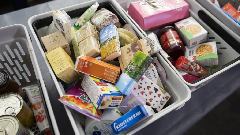 Die jährliche Spendenaktion «2 mal Weihnachten» entlastet von Armut betroffene Menschen im In- und Ausland. (Archivbild)