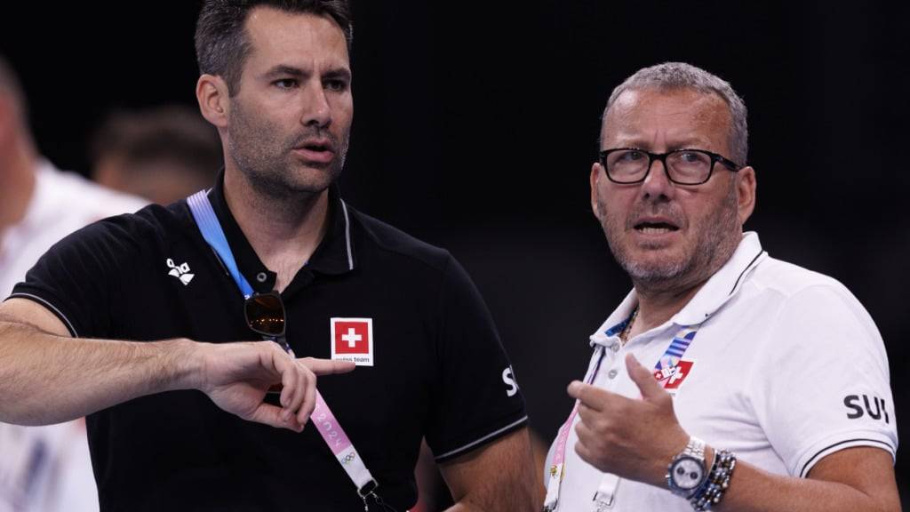 Markus Buck, Chef Leistungssport von Swiss Aquatics, und Massimo Meloni, Trainer von Noè Ponti (v.l.)