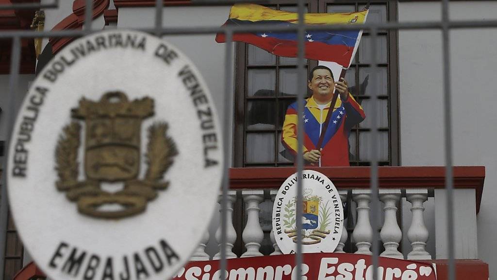 Chavez-Attrappe auf dem Balkon der venezolanischen Botschaft in Lima