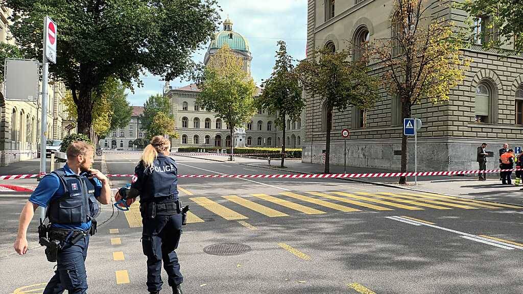 Die Kantonspolizei Bern hat die Strassen rund um den Bundesplatz wegen eines verdächtigen Gegenstands am Mittwochmittag gesperrt.