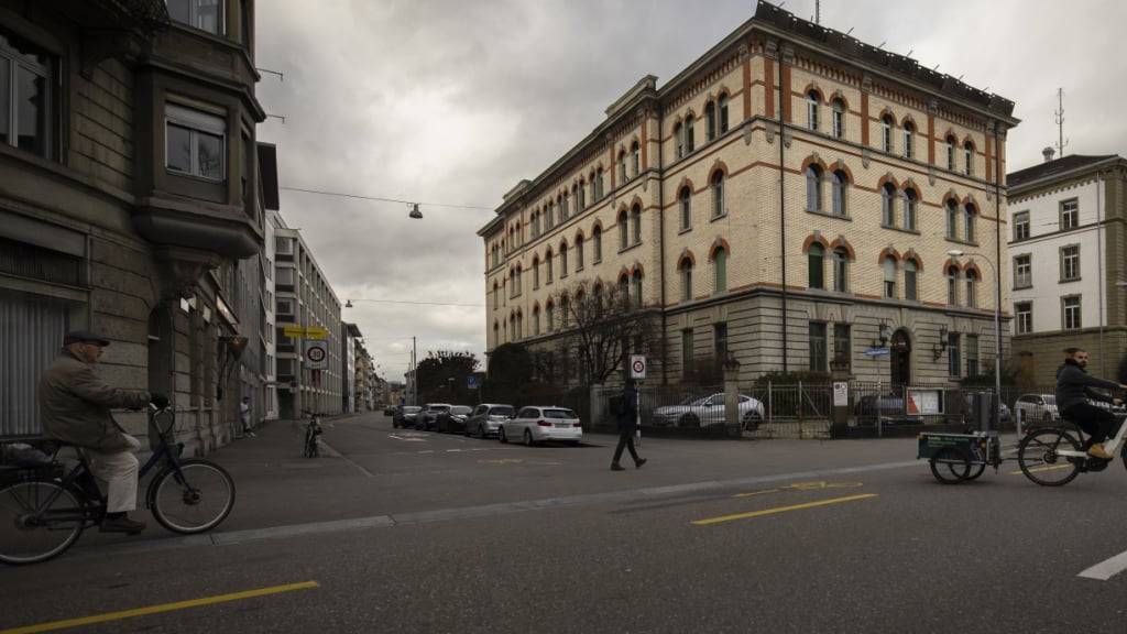 Die Asyl-Organisation Zürich (AOZ) ist in den letzten Jahren stark gewachsen (im Bild das Asylzentrum in der alten Polizeikaserne). Nun soll das Stadtparlament mehr Kompetenzen bei der Aufsicht über die AOZ erhalten  (Archivbild).