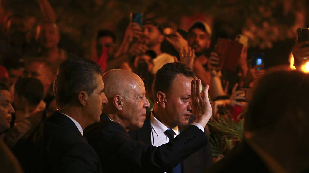 Nach der Bekanntagbe der vorläufigen Ergbnisse gesellt sich der tunesische Präsident Kais Saied in Tunis zu seinen Anhängern. Foto: Anis Mili/AP/dpa