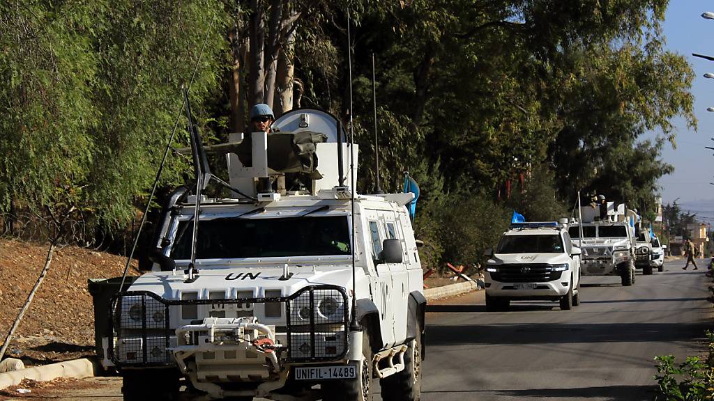 ARCHIV - Die Friedenstruppen der Interimstruppe der Vereinten Nationen im Libanon (UNIFIL) des spanischen Kontingents führen am frühen Morgen eine Patrouille in dem südlibanesischen Dorf Qliyaa durch. Israelische Streitkräfte griffen UNIFIL-Stützpunkte im Südlibanon an und verwundeten zwei Soldaten. Foto: Stringer/dpa