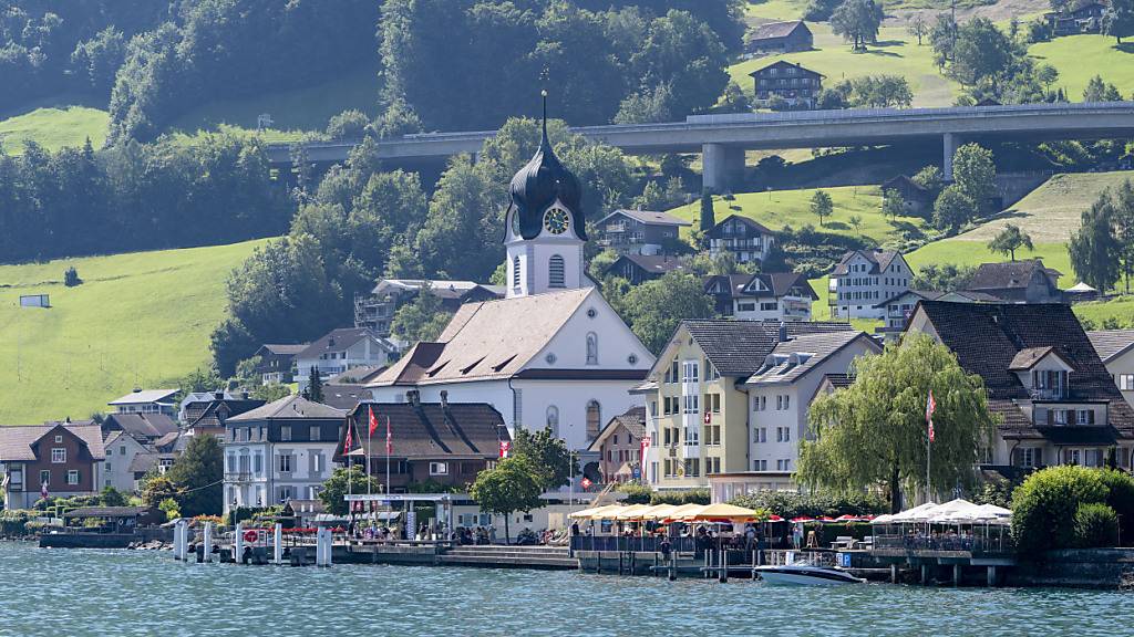 Die katholische Kirche St. Heinrich im Dorfzentrum von Beckenried NW. (Archivaufnahme)
