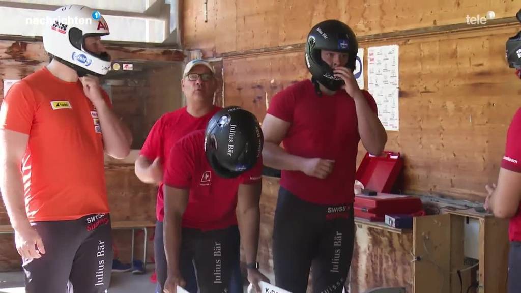 Ein Schwinger setzt sich in den Bobschlitten