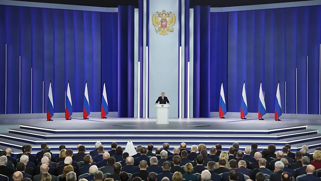 ARCHIV - Dieses von der staatlichen russischen Nachrichtenagentur Sputnik via AP zur Verfügung gestellte Foto zeigt Wladimir Putin (M), Präsident von Russland, während seiner jährlichen Rede zur Lage der Nation. Foto: Sergei Savostyanov/Pool Sputnik Kremlin/AP/dpa