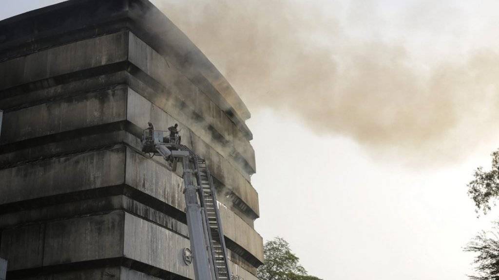 Feuerwehrleute versuchen, den Brand im nationalen Naturkundemuseum Indiens in Neu Delhi zu löschen. Das Museum ist seit Jahrzehnten beliebter Ausflugsort für indische Schulklassen.