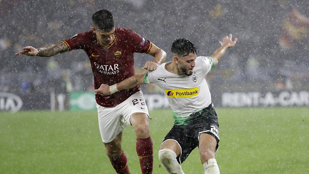 Zweikampf im strömenden Regen von Rom: Romas Gianluca Mancini (links) gegen Gladbachs Ramy Bensebaini.