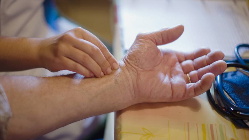 Eine Pflegehelferin soll ihre Klienten in deren Zuhause systematisch bestohlen haben. Am Freitag steht die 48-jährige Polin in Dietikon vor Gericht. (Symbolbild)