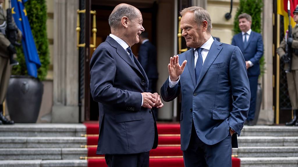 Bundeskanzler Olaf Scholz verabschiedet sich nach der Pressekonferenz von dem polnischen Ministerpräsidenten Donald Tusk. Foto: Michael Kappeler/dpa