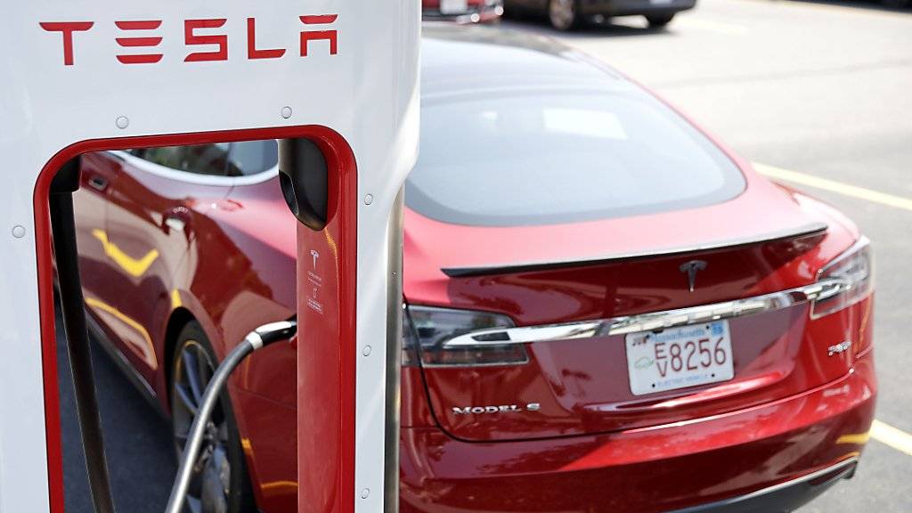 Der Elektroautobauer Tesla kommt in Verzug mit der Lieferung von Fahrzeugen. (Archivbild)