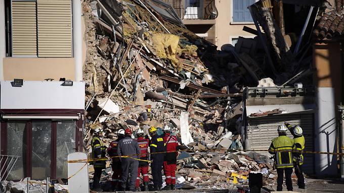 Haus stürzt nach Explosion ein – ein Toter