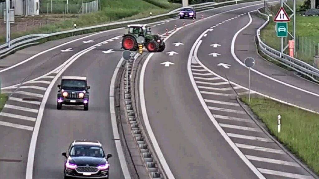 Ein Traktor auf Abwegen: Ein 36-Jähriger fuhr mit einem gestohlenen Traktor auf der Autobahn A3. Dabei wurde er auch zum Geisterfahrer. Bei der Raststätte Glarnerland konnte ihn die Polizei aus dem Verkehr ziehen.