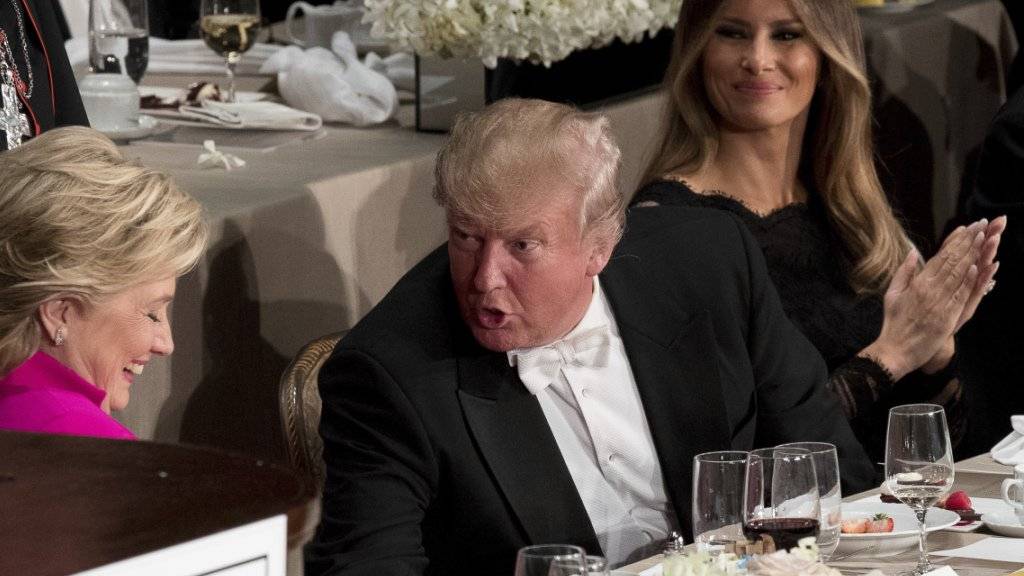 Essen am gleichen Tisch: Präsidentschaftskandidaten Trump und Clinton anlässlich einer Spendengala in New York.