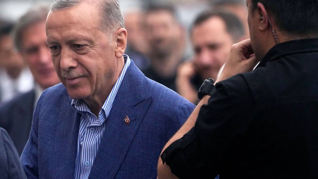 Recep Tayyip Erdogan kommt in einem Wahllokal in Istanbul zur Stimmabgabe. Foto: Khalil Hamra/AP/dpa