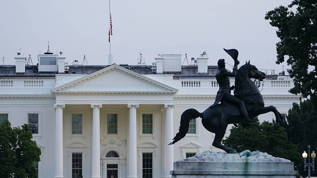 Die US-amerikanische Flagge weht auf dem Dach des Weißen Hauses. Nach dem tödlichen Terroranschlag in Kabul wurden die Flaggen in den USA auf halbmast gesetzt, teilte die Sprecherin von US-Präsident Joe Biden, Jen Psaki, mit. Damit sollen die Opfer der «sinnlosen Gewaltakte» geehrt werden, so Psaki. Foto: Susan Walsh/AP/dpa