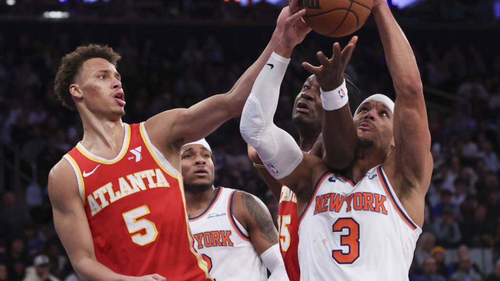 Clint Capela (verdeckt in rot) hat den Platz in den Starting-Five zumindest in New York verloren