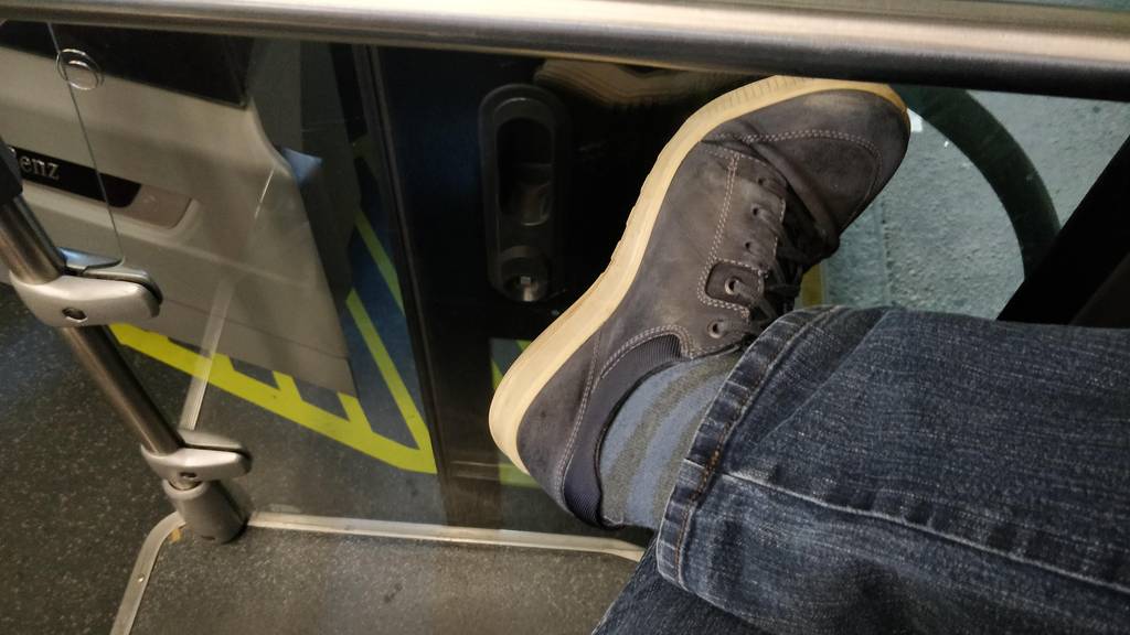 Schuhe im Bus