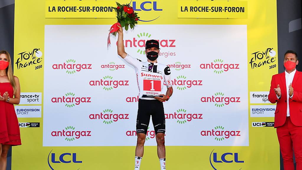 Marcel Hirschi mit der roten Startnummer des kämpferischsten Fahrers - ein Bild, das an dieser Tour de France öfters vorkam