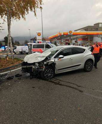 On Monday afternoon, at 15:45, a traffic accident between two cars occurred in Reinach. Four people were injured. Bruggstrasse had to be closed for about two hours.