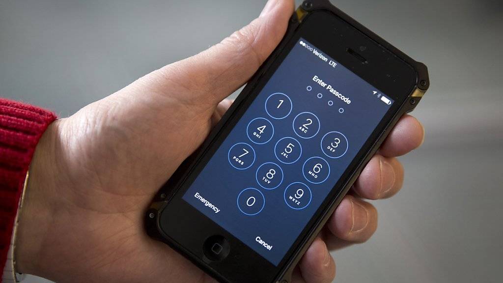 In das iPhone des Attentäters von San Bernardino gelangten die US-Justizbehörden auch ohne Apples Hilfe. In anderen Fällen beharren sie aber auf Apple Unterstützung. (Symbolbild)