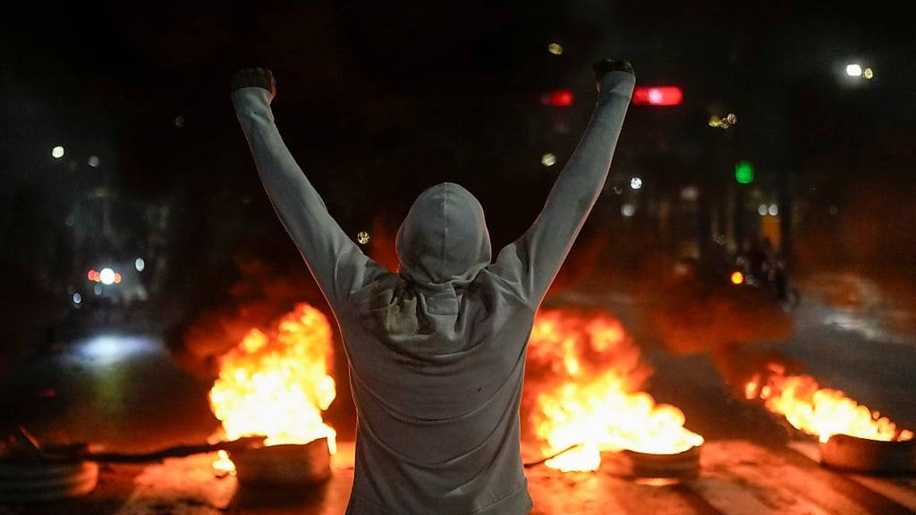 dpatopbilder - Bei Protesten gegen das Wahlergebnis in Venezuela soll es einen Toten gegeben haben. Foto: Matias Delacroix/AP