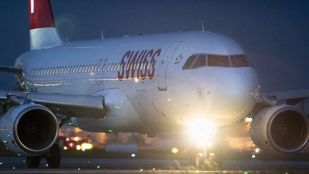 Eine kantonale Volksinitiative zur Flughafen-Nachtruhe fordert eine deutliche Reduktion der Anzahl Flüge während der Nachtruhe am Flughafen Zürich. (Symbolbild)
