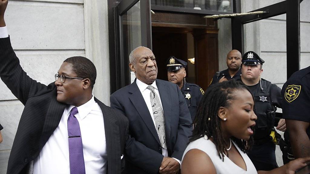 Bill Cosby (Mitte) beim Verlassen des Gerichts nach dem geplatzten Verfahren.