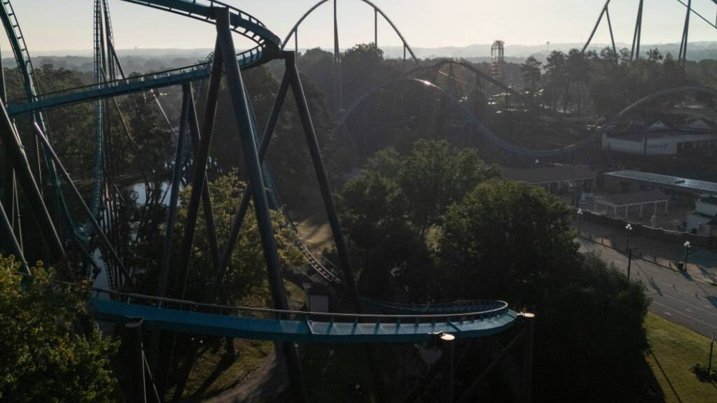 Attraktionen sind in der Nähe der Interstate 20 bei Six Flags Over Georgia zu sehen. Nach dem tödlichen Sturz aus einer Achterbahn im US-Bundesstaat Georgia ist die Identität des Opfers bekanntgeworden. Foto: Mike Stewart/AP/dpa