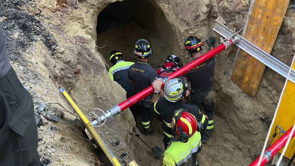 Die Feuerwehr musste acht Stunden lang parallel einen Tunnel graben, um den Verschütteten zu retten.