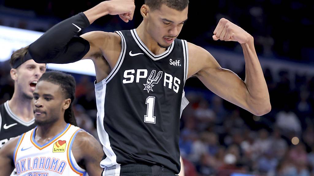 Der erst 19-jährige NBA-Rookie Victor Wembanyama von den San Antonio Spurs freut sich im Vorbereitungsspiel gegen die Oklahoma City Thunder über einen Korb