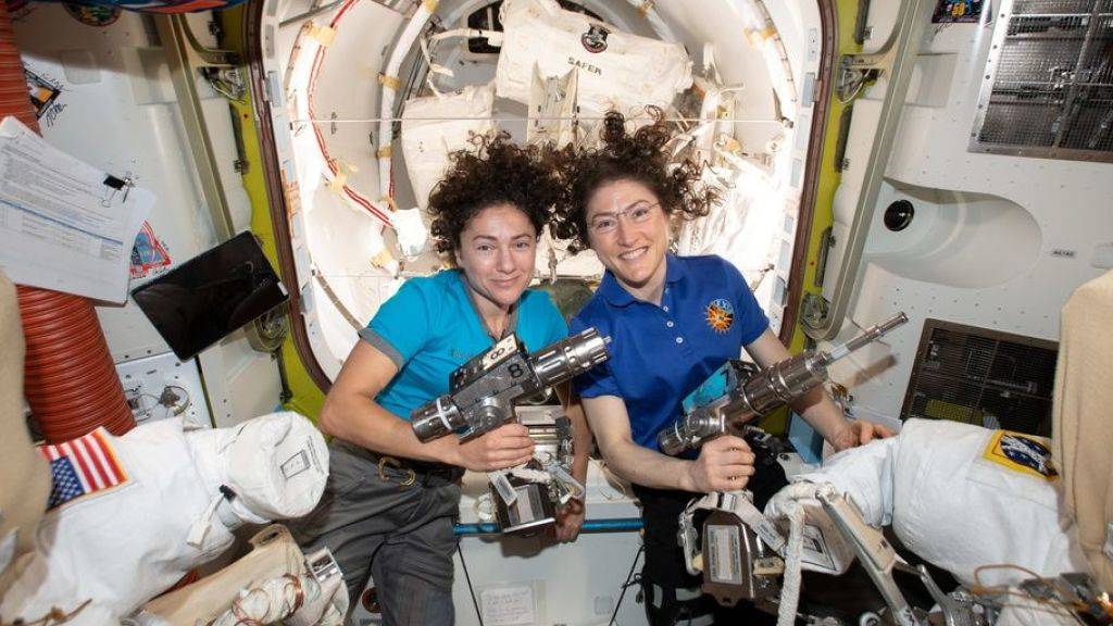 Jessica Meir (l) und Christina Koch schreiben heute Raumfahrtgeschichte: Sie sind das erste rein weibliche Team, das ausserhalb der ISS auf Montage geht.