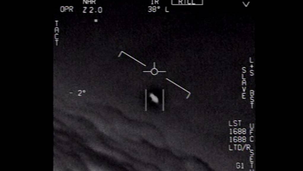 Das Standbild eines vom US-Verteidigungsministerium veröffentlichten Videos zeigt ein Unidentifiziertes Flugobjekt, das von Piloten der US-Marine gesichtet wurde. 