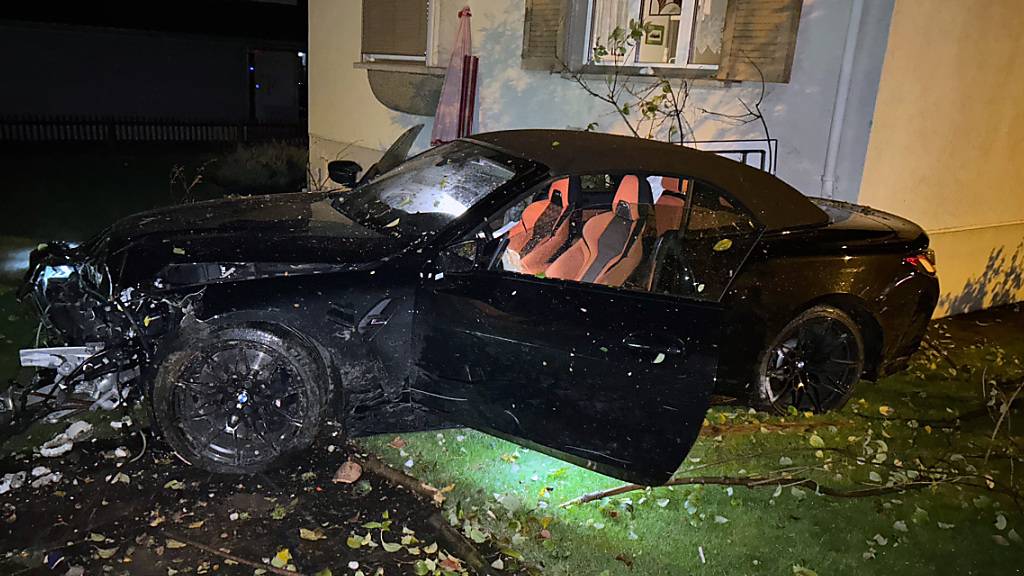 Das Auto kollidierte mit einem Zaun und kam im Garten eines Hauses zum Stillstand.