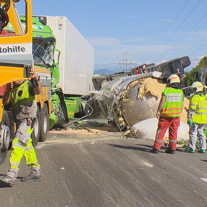 Lastwagen mit Apfelwein kippt auf A1 um — vier Verletzte