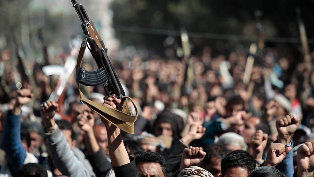 ARCHIV - Anhänger der jemenitischen Huthi-Bewegung nehmen an einem Protest vor der US-Botschaft in Sanaa teil. Im Jemen sind in der Hauptstadt Sanaa nach Angaben der Huthi-Rebellen Dutzende Menschen bei einer Massenpanik ums Leben gekommen. Foto: Hani Al-Ansi/dpa