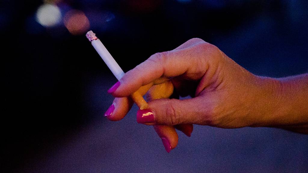 ARCHIV - Symbolbild. Großbritannien will künftigen Generationen das Rauchen verbieten und mit einem strikten Anti-Tabak-Kurs dem Vorbild von Neuseeland folgen. Foto: Finn Winkler/dpa