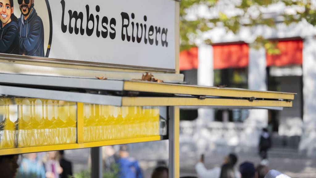 Dem «Imbiss Riviera» und dem «Bistro & Grill am See» am Zürcher Bellevue droht das Aus. Die Stadt wird die Bewilligungen für die beiden Stände voraussichtlich nicht verlängern. (Archivbild)