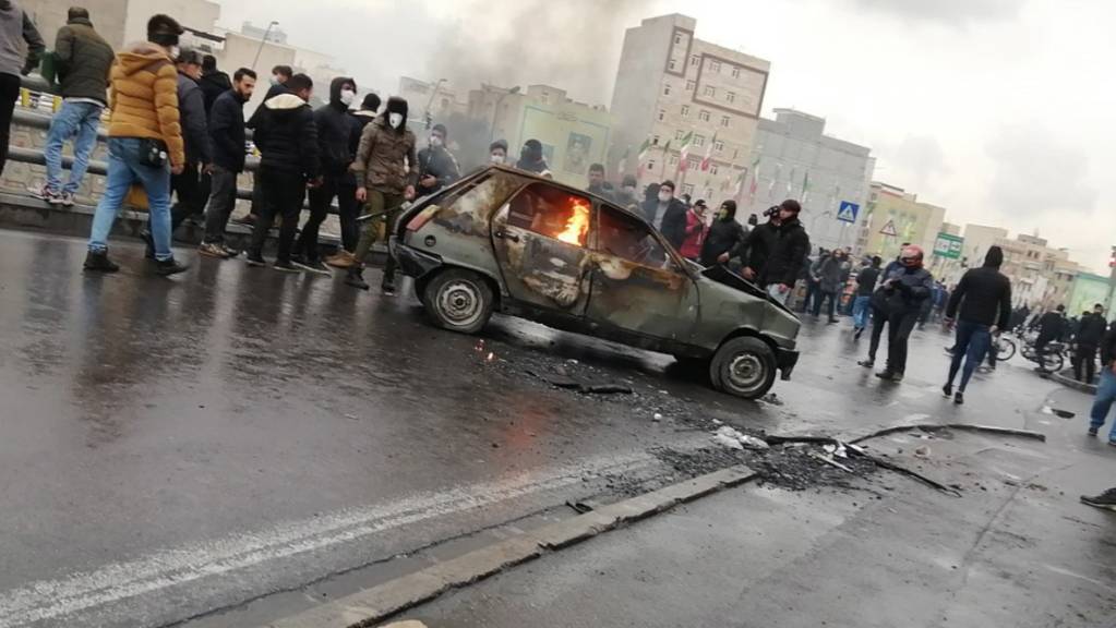 Wut auf die Regierung wegen Benzinpreiserhöhung und wirtschaftlicher Misere auf der Autobahn in Teheran.