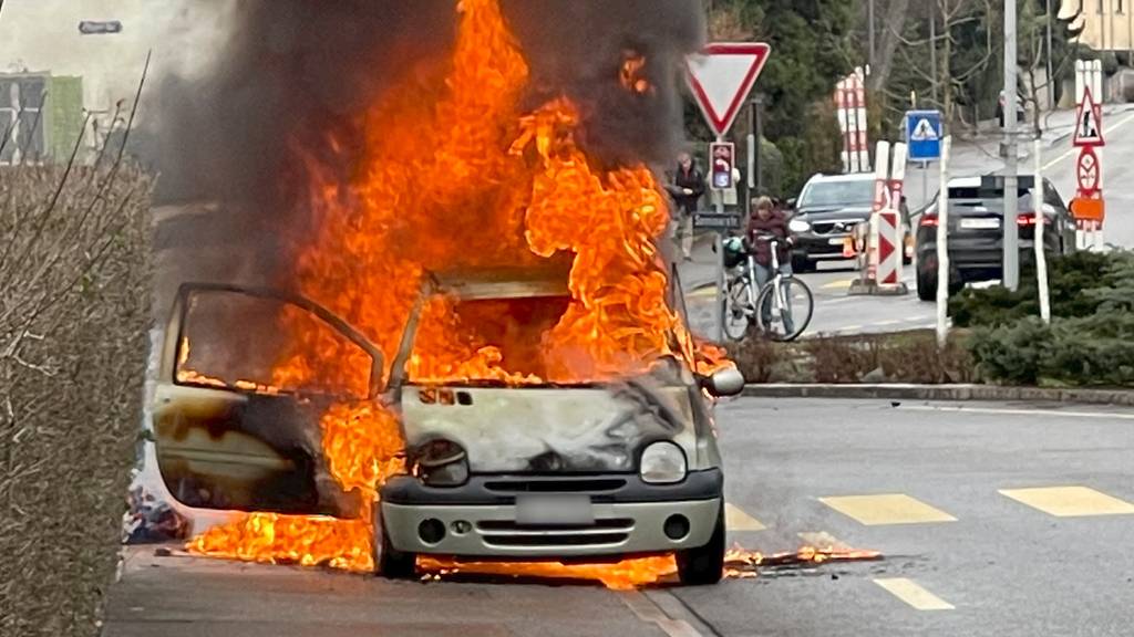 Spektakulärer Autobrand in Wettingen – Besitzer kommen mit dem Schrecken davon