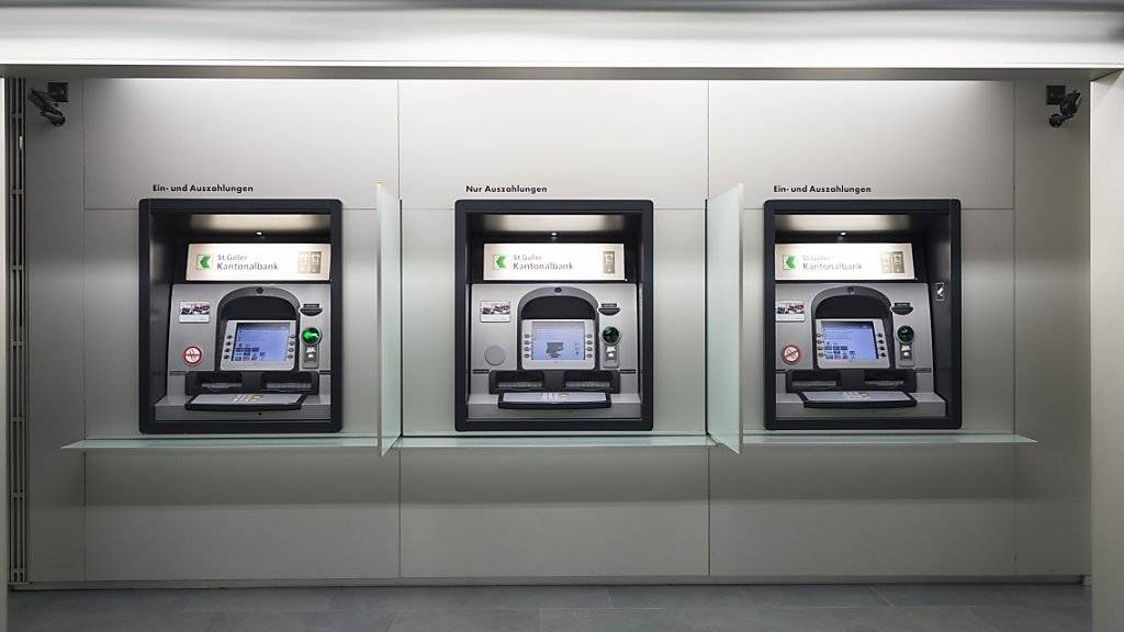 Bancomaten der St. Galler Kantonalbank: Sie ist eine der wenigen, die im vergangenen Jahr weniger Gewinn gemacht hat.